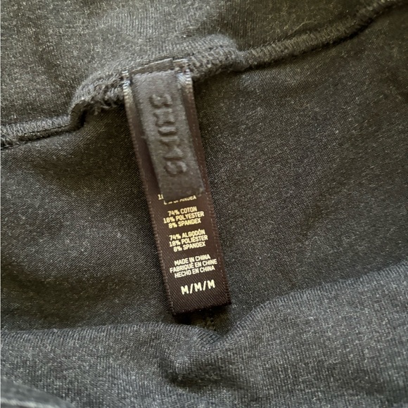 SKIMS Outdoor Legging - Picture 3 of 3